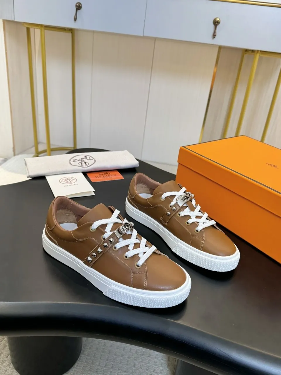 Men's Men's Shoes💰620❤️❤️❤️HERMES 2021 latest Kelly buckle white sneakers are online! The highest version on the market! Purchasing level quality! The H family rarely produces flat casual shoes, and they are styled with classic palladium-plated Kelly shoe buckles! Create a fashionable urban look that perfectly embodies the noble and elegant style of Hermès! Material selection: Fabric imported cowhide, lining + foot pads imported sheepskin, original molded TPU outsole, heavy gold molded kelly buckle full of texture Size: Female: 35-41 (41 is not returnable) Male: 39-45 (45 is not returnable)